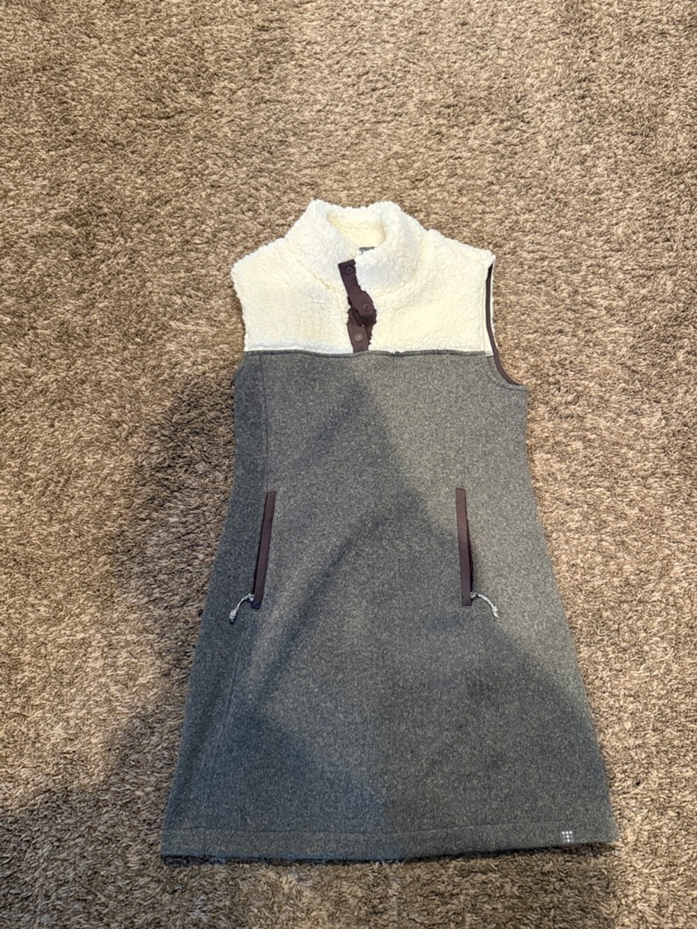 Title Nine black and teal logo fleece jacket label